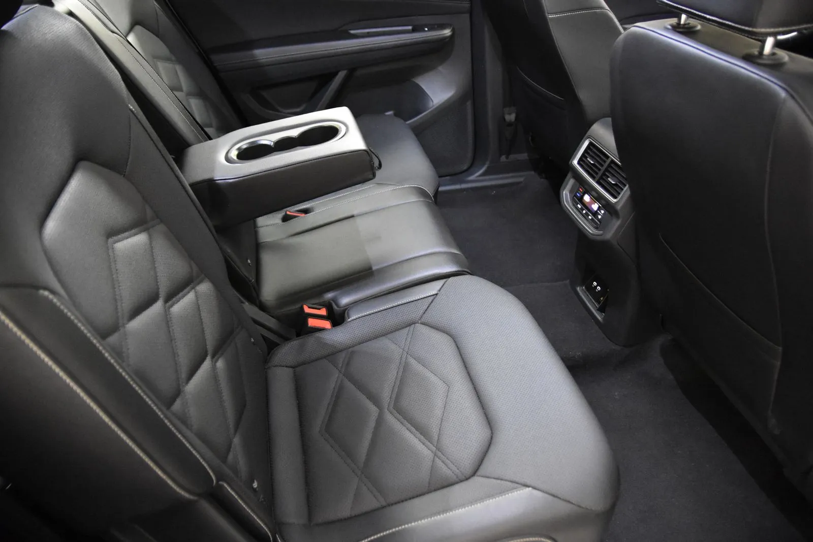 2024 Volkswagen Atlas SE Technology photo 11