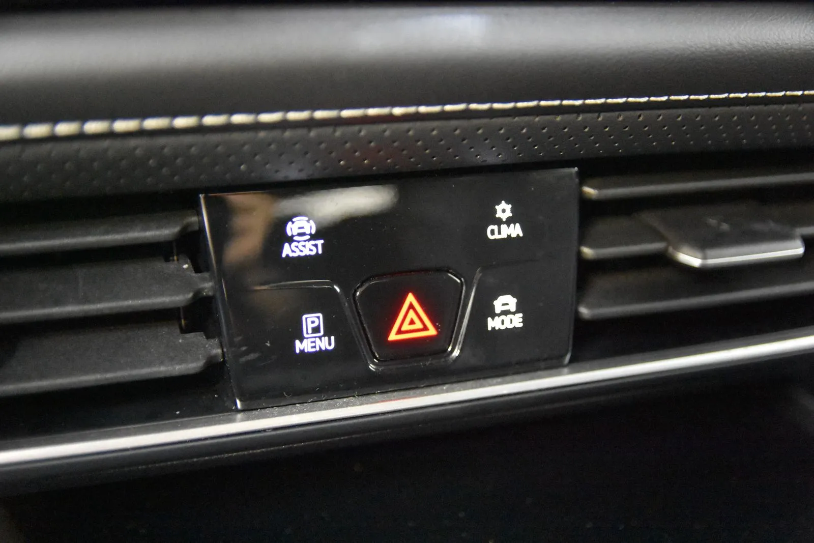 2024 Volkswagen Atlas SE Technology photo 33