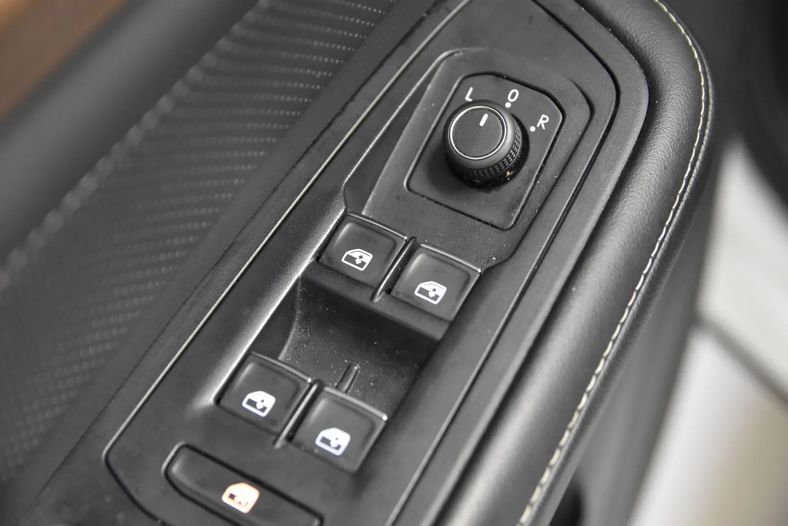 2024 Volkswagen Atlas SE Technology photo 17
