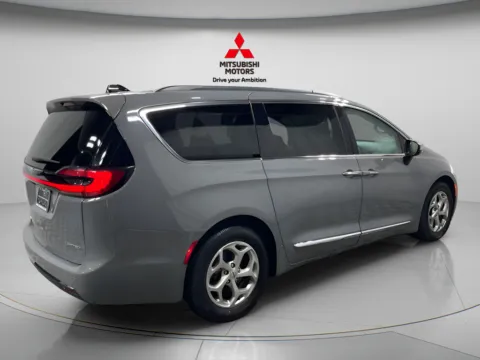 Another view of 2023 Chrysler Pacifica Limited for sale in Countryside, IL at Countryside Mitsubishi