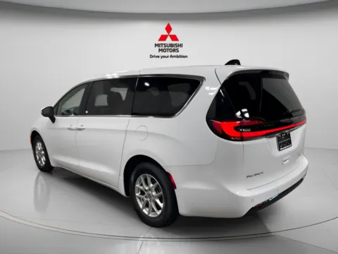 More photos of 2023 Chrysler Pacifica Touring at Countryside Mitsubishi, IL