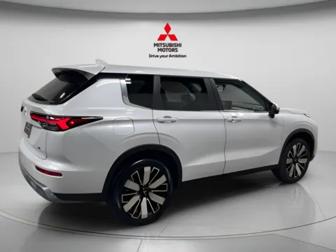 Another view of 2026 Mitsubishi Outlander SE for sale in Countryside, IL at Countryside Mitsubishi