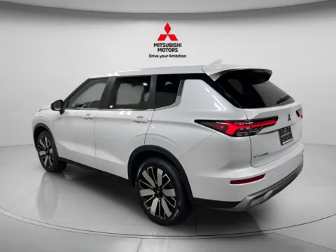 More photos of 2026 Mitsubishi Outlander SE at Countryside Mitsubishi, IL