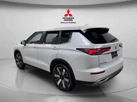 More photos of 2026 Mitsubishi Outlander SE at Countryside Mitsubishi, IL