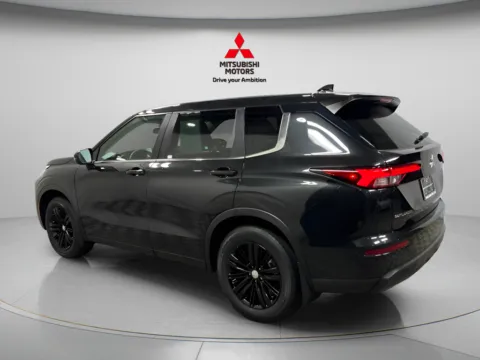 More photos of 2022 Mitsubishi Outlander ES at Countryside Mitsubishi, IL