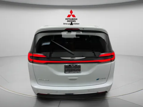 More photos of 2024 Chrysler Pacifica Hybrid Select at Countryside Mitsubishi, IL