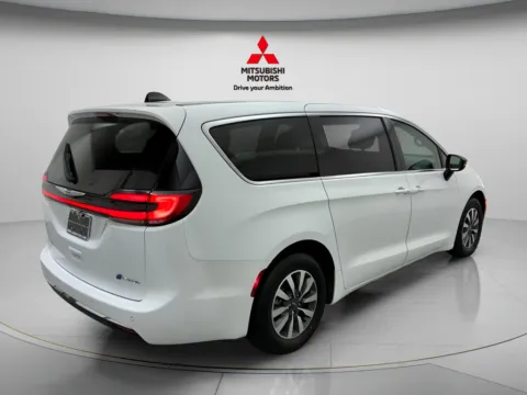 More photos of 2024 Chrysler Pacifica Hybrid Select at Countryside Mitsubishi, IL
