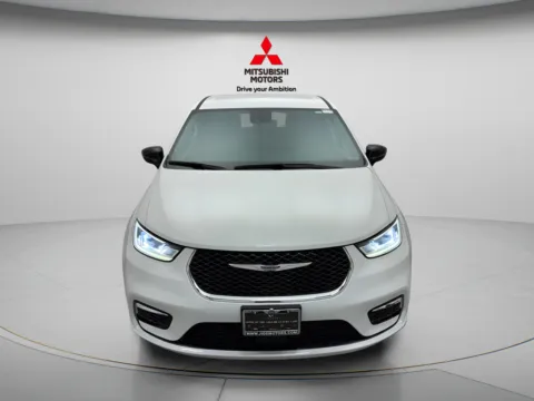 Photos of 2024 Chrysler Pacifica Hybrid Select for sale in Countryside, IL at Countryside Mitsubishi