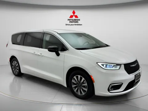 Another view of 2024 Chrysler Pacifica Hybrid Select for sale in Countryside, IL at Countryside Mitsubishi