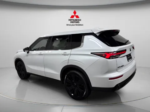 Another view of 2026 Mitsubishi Outlander LE for sale in Countryside, IL at Countryside Mitsubishi