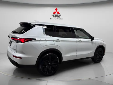 Photos of 2026 Mitsubishi Outlander LE for sale in Countryside, IL at Countryside Mitsubishi