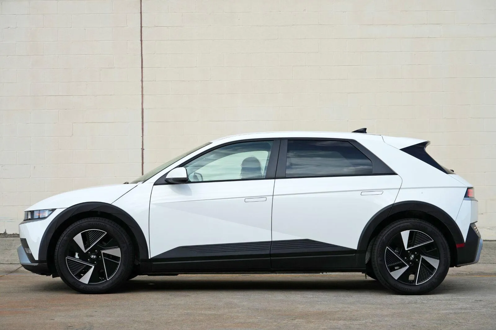 2025 Hyundai IONIQ 5 SE - Photo 9