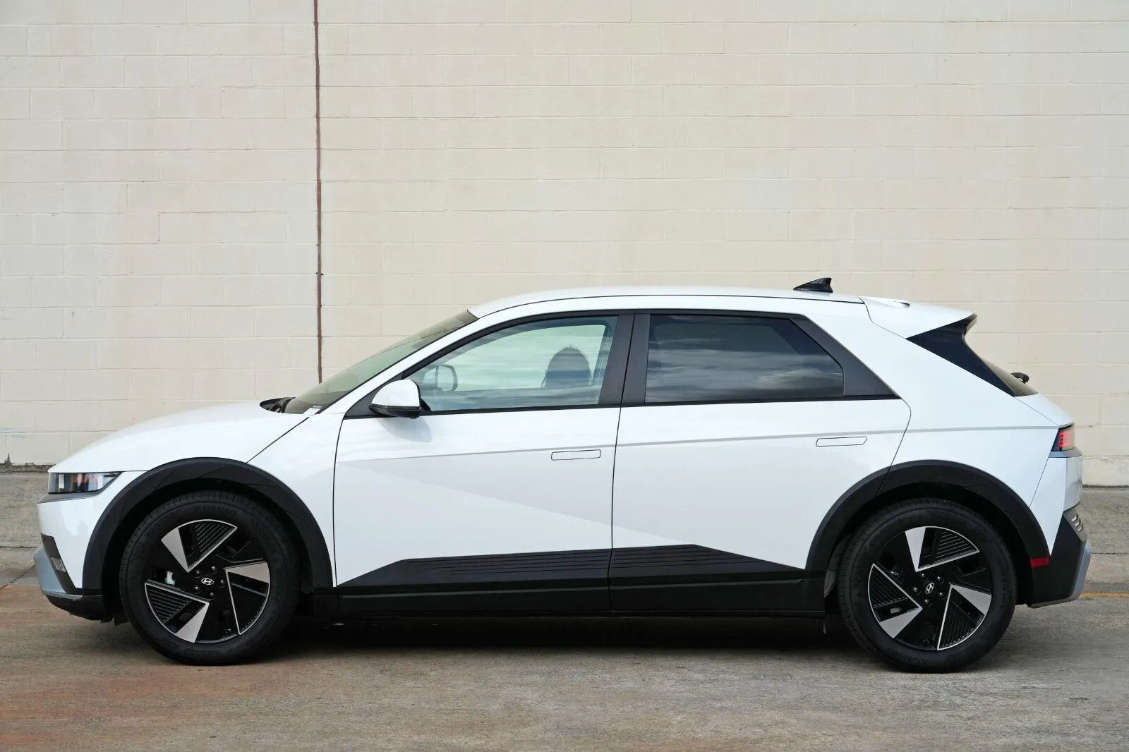 2025 Hyundai IONIQ 5 SE - Photo 46