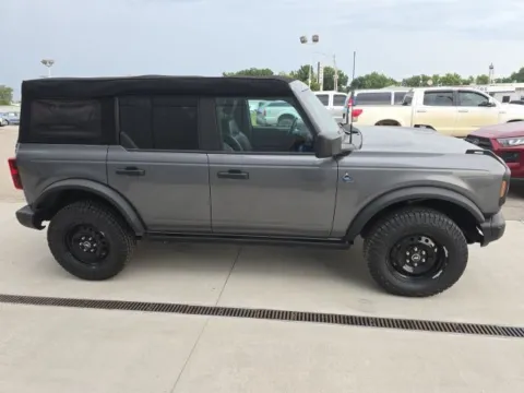 More photos of 2023 Ford Bronco Black Diamond at Quality Motors Ford, KS