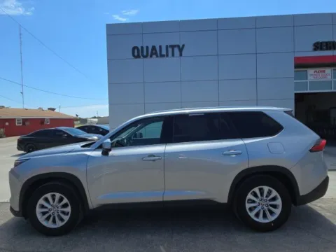 Silver 2024 Toyota Grand Highlander XLE for sale in Independence, KS