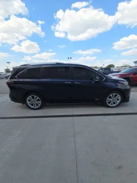 More photos of 2021 Toyota Sienna Platinum at Quality Motors Ford, KS