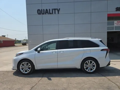 Unknown 2023 Toyota Sienna Platinum for sale in Independence, KS