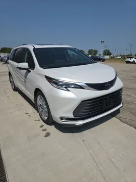 More photos of 2023 Toyota Sienna Platinum at Quality Motors Ford, KS