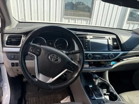 More photos of 2019 Toyota Highlander Hybrid Limited at Quality Motors Ford, KS