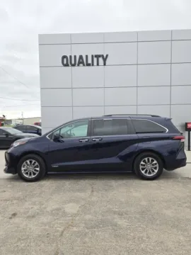 Gray 2021 Toyota Sienna XLE for sale in Independence, KS
