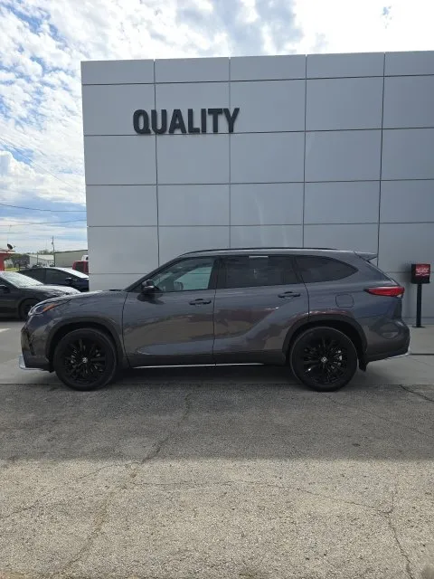 Gray 2023 Toyota Highlander XSE for sale in Independence, KS