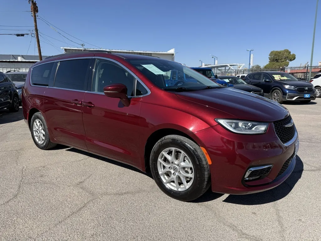 2022 Chrysler Pacifica Touring L's photo