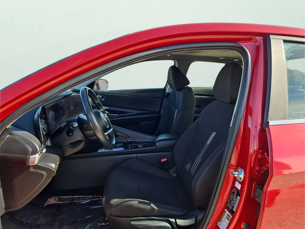 2025 Hyundai Elantra SEL - Photo 16