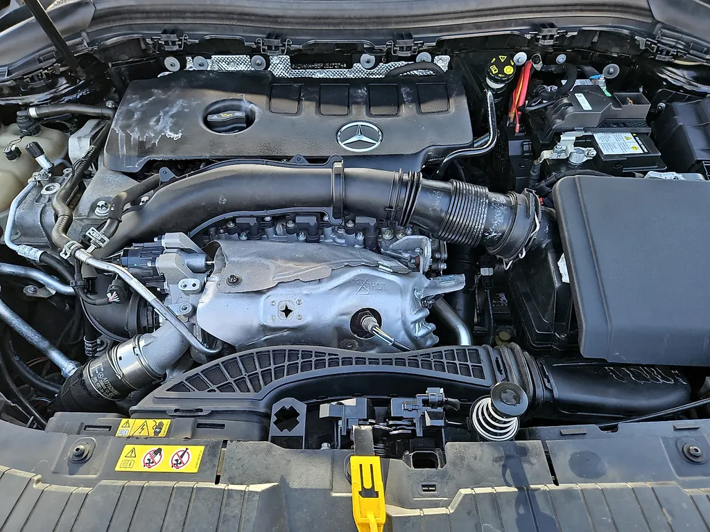 Mercedes-Benz GLA photo 9
