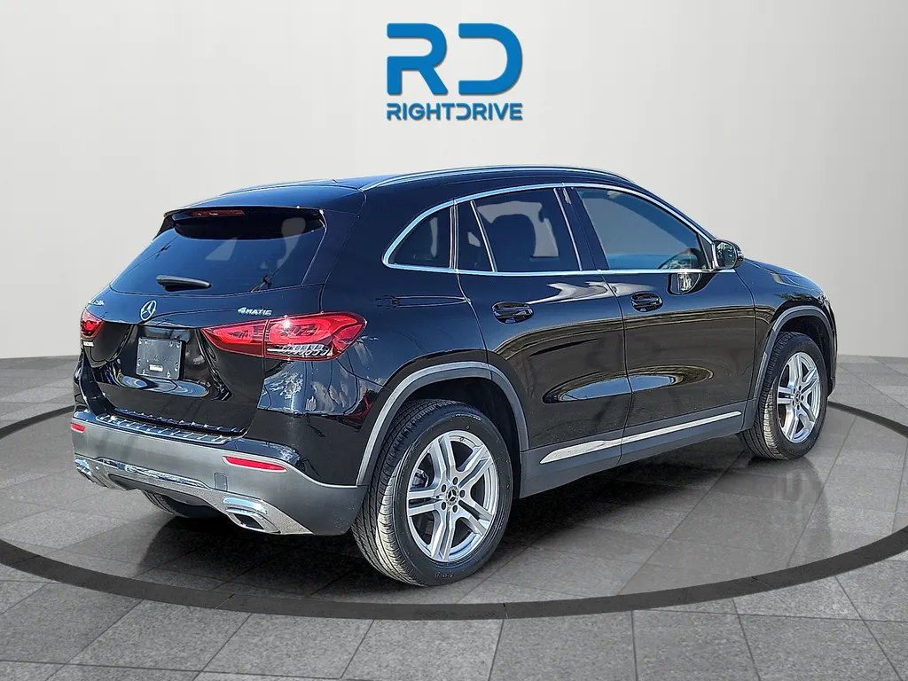 Mercedes-Benz GLA photo 3