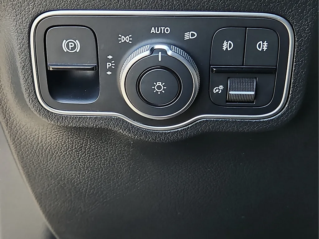 Mercedes-Benz GLA photo 19