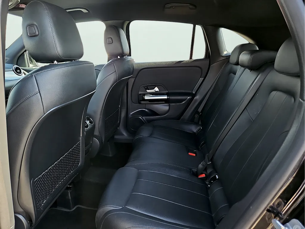 Mercedes-Benz GLA photo 13