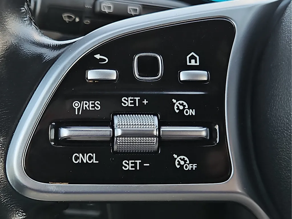 Mercedes-Benz GLA photo 23