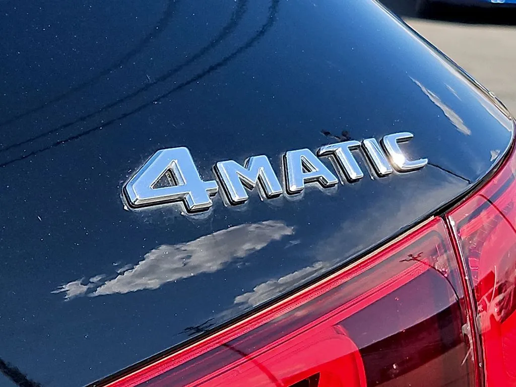 Mercedes-Benz GLA photo 12