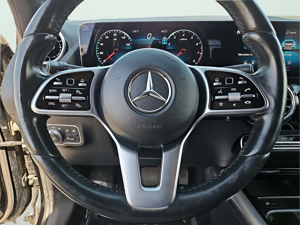 Mercedes-Benz GLA photo 24