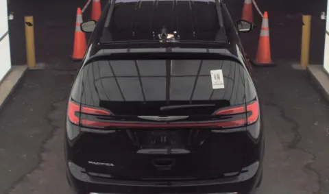 More photos of 2024 Chrysler Pacifica Touring L at RightDrive - 6930 Alameda, TX