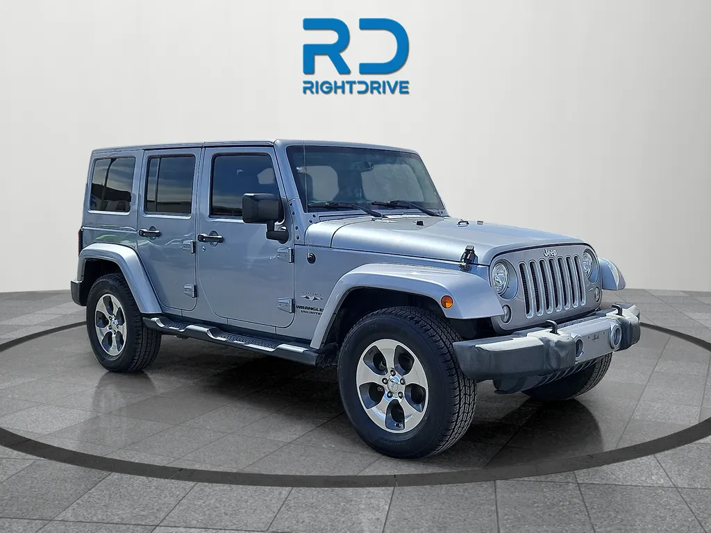シルバー シェル Used 2017 Jeep Wrangler Unlimited Sahara for sale in El Paso, TX
