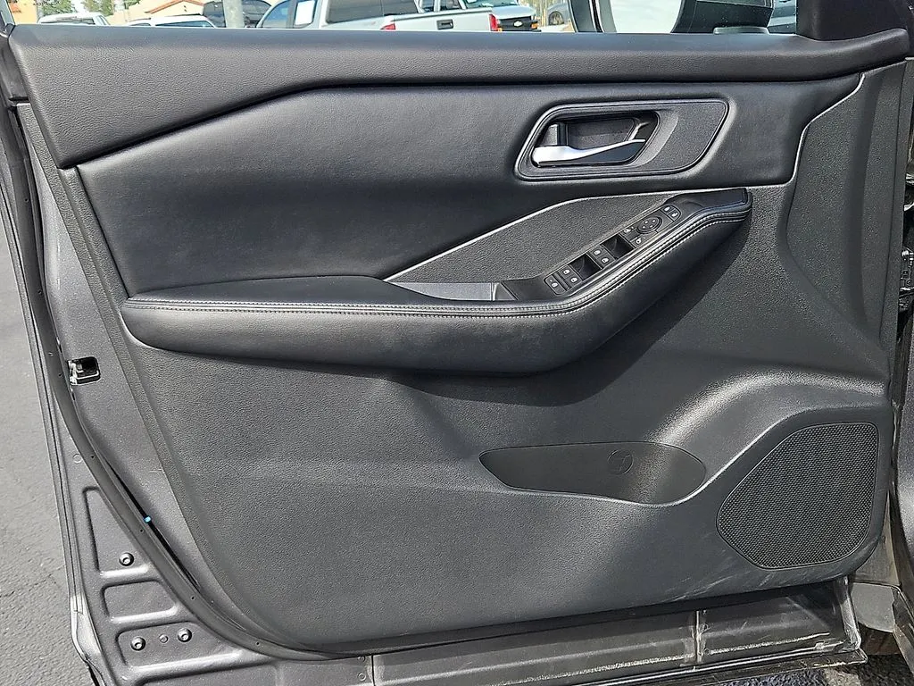 Nissan Rogue photo 15