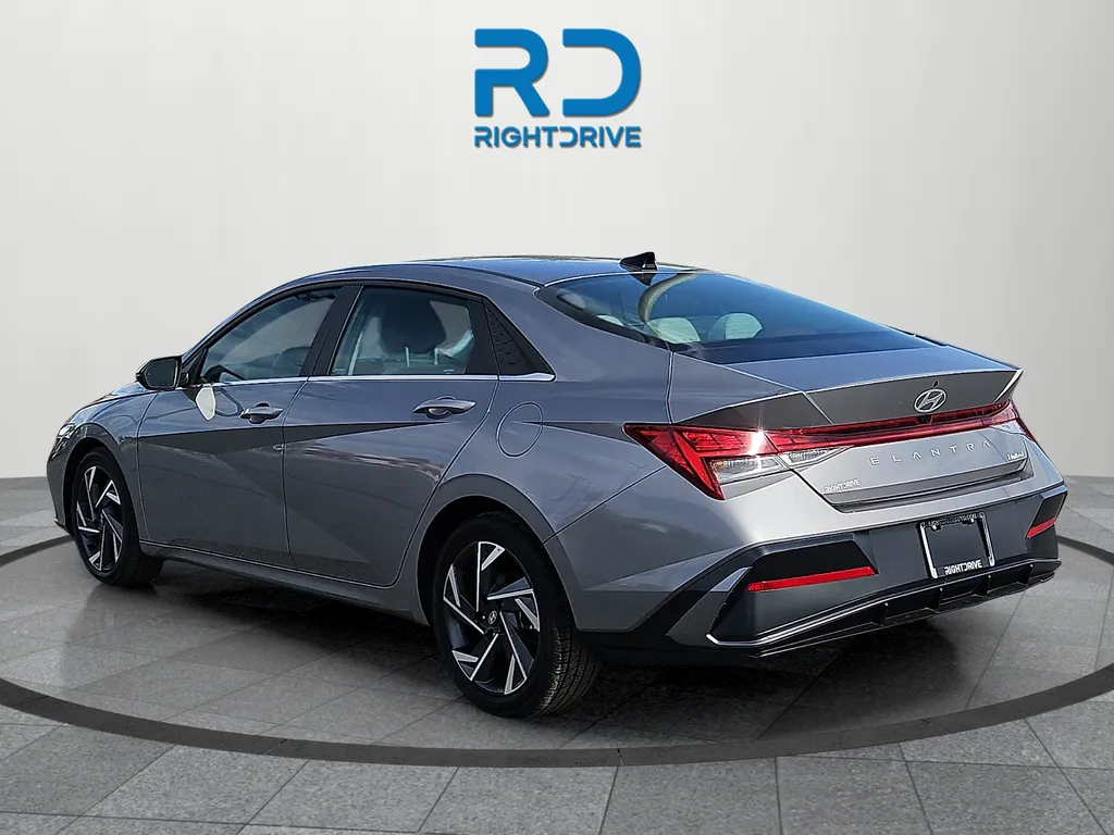 2025 Hyundai Elantra Limited - Photo 5
