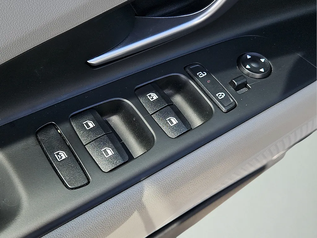 2025 Hyundai Elantra Limited - Photo 16