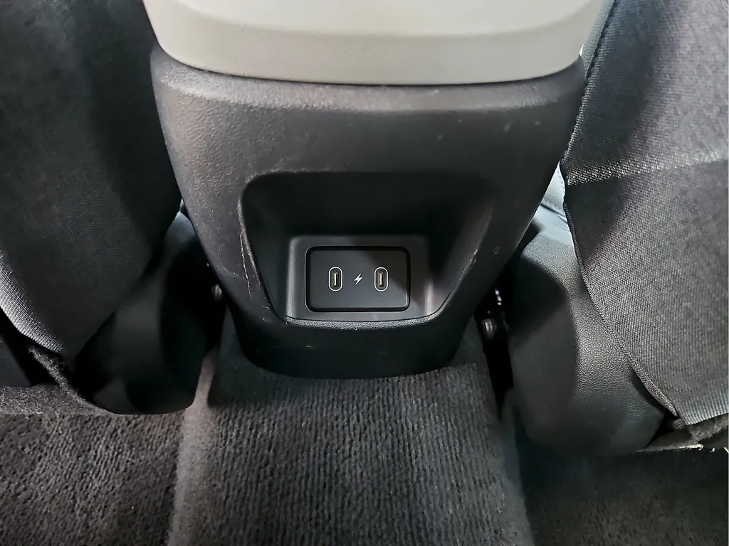 2025 Hyundai Elantra Limited - Photo 12