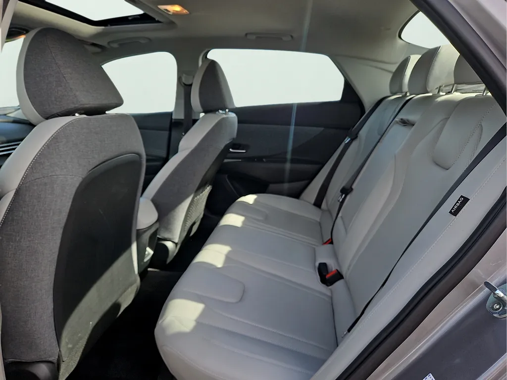 2025 Hyundai Elantra Limited - Photo 11