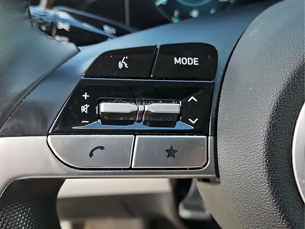 2025 Hyundai Elantra Limited - Photo 23