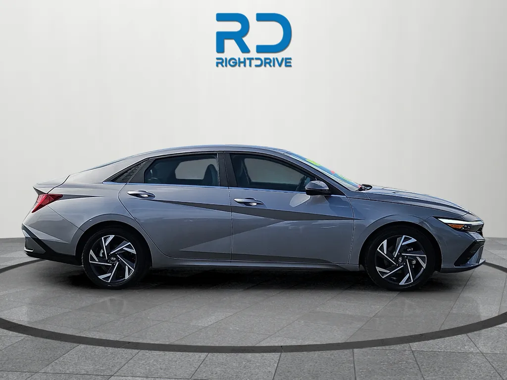 2025 Hyundai Elantra Limited - Photo 2