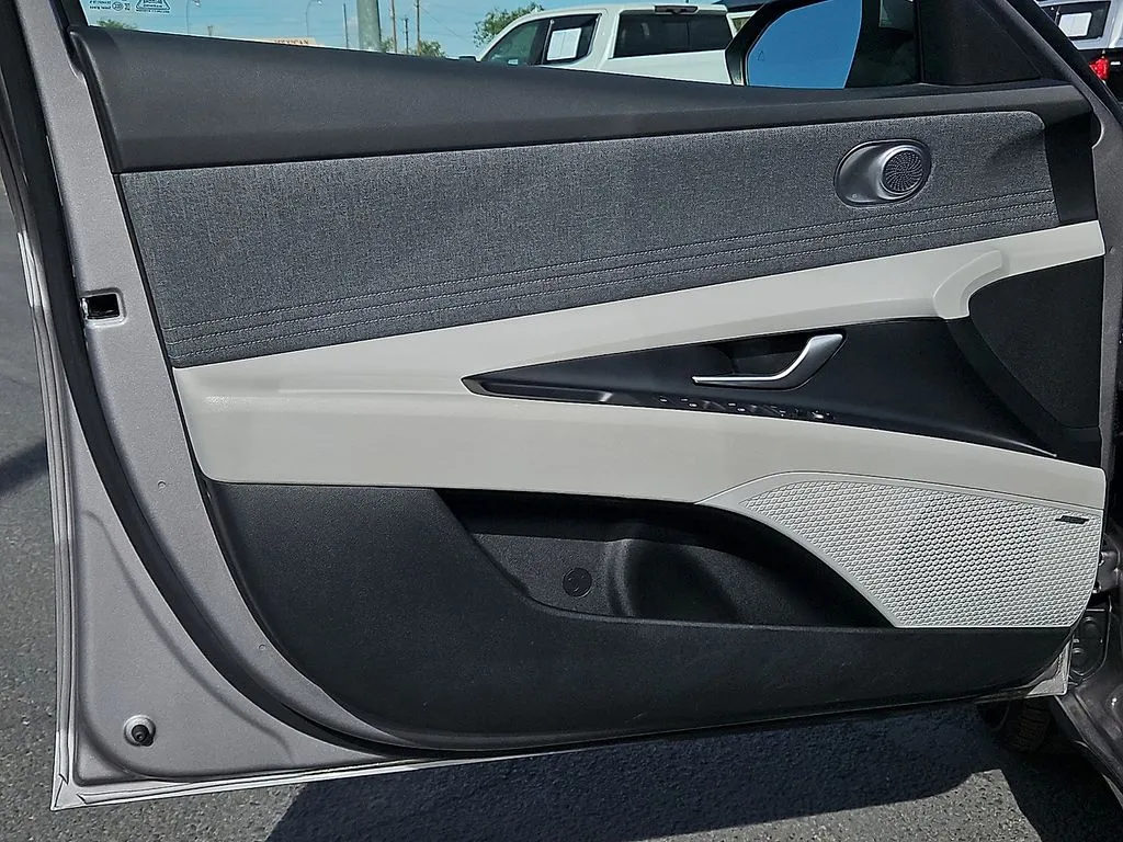 2025 Hyundai Elantra Limited - Photo 15