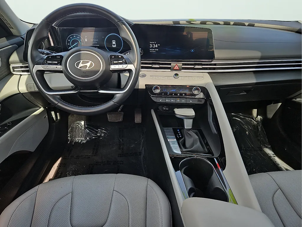 2025 Hyundai Elantra Limited - Photo 13