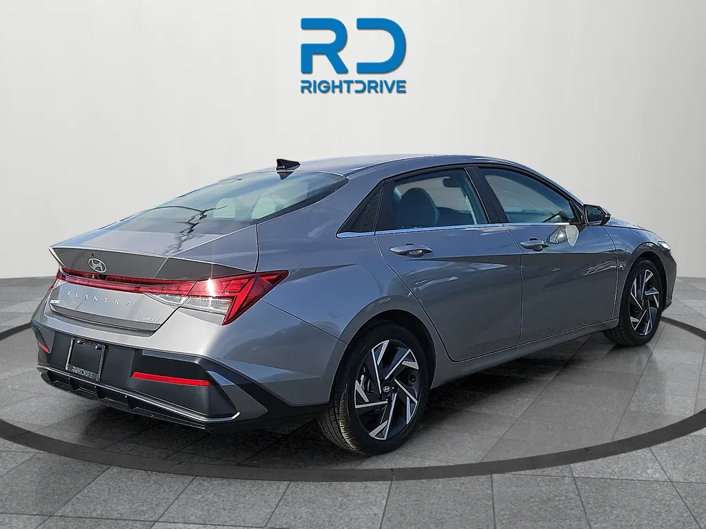 2025 Hyundai Elantra Limited - Photo 3