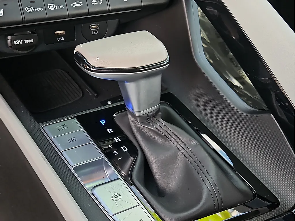 2025 Hyundai Elantra Limited - Photo 25