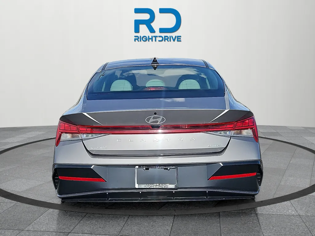 2025 Hyundai Elantra Limited - Photo 4