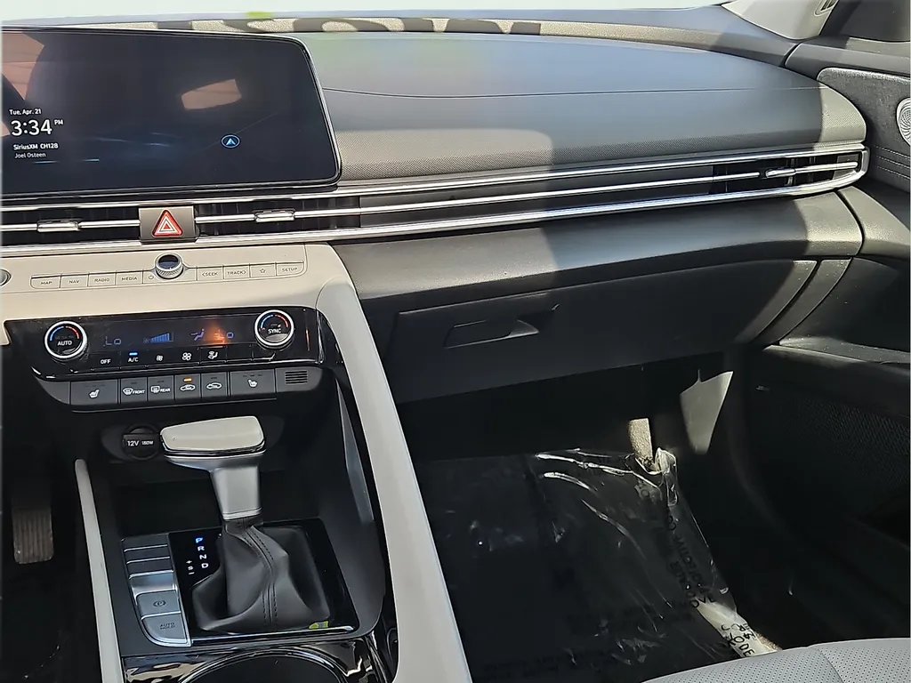 2025 Hyundai Elantra Limited - Photo 14