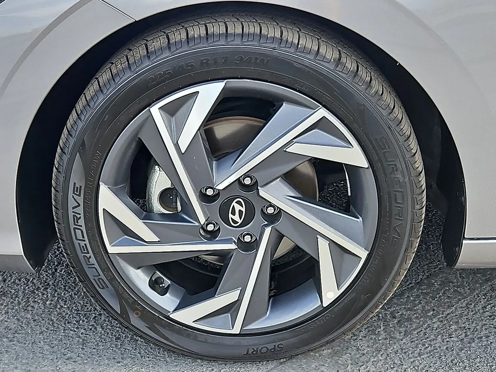 2025 Hyundai Elantra Limited - Photo 9